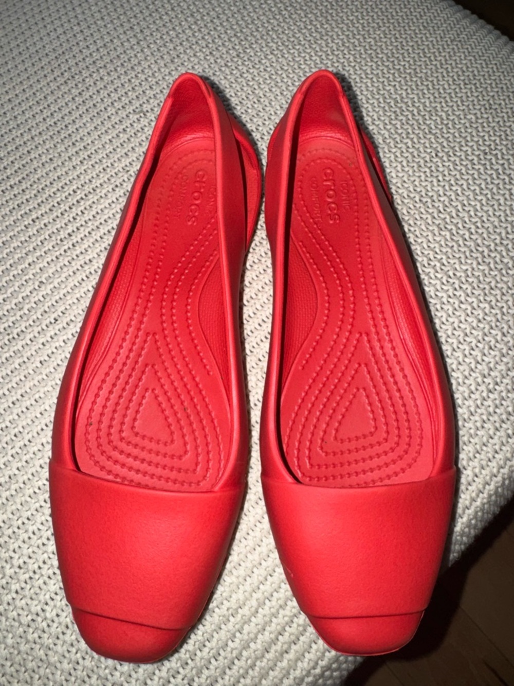 @CROCS women’s ‘SIENNA FLATS” in Red